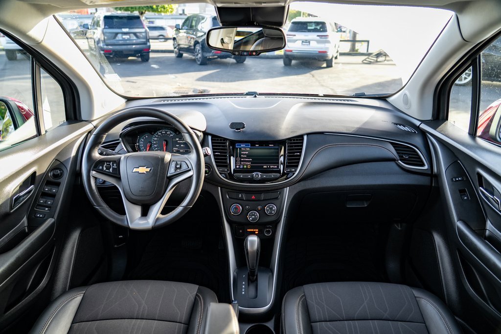 Used 2022 Chevrolet Trax LT w/ LT Convenience Package image 16