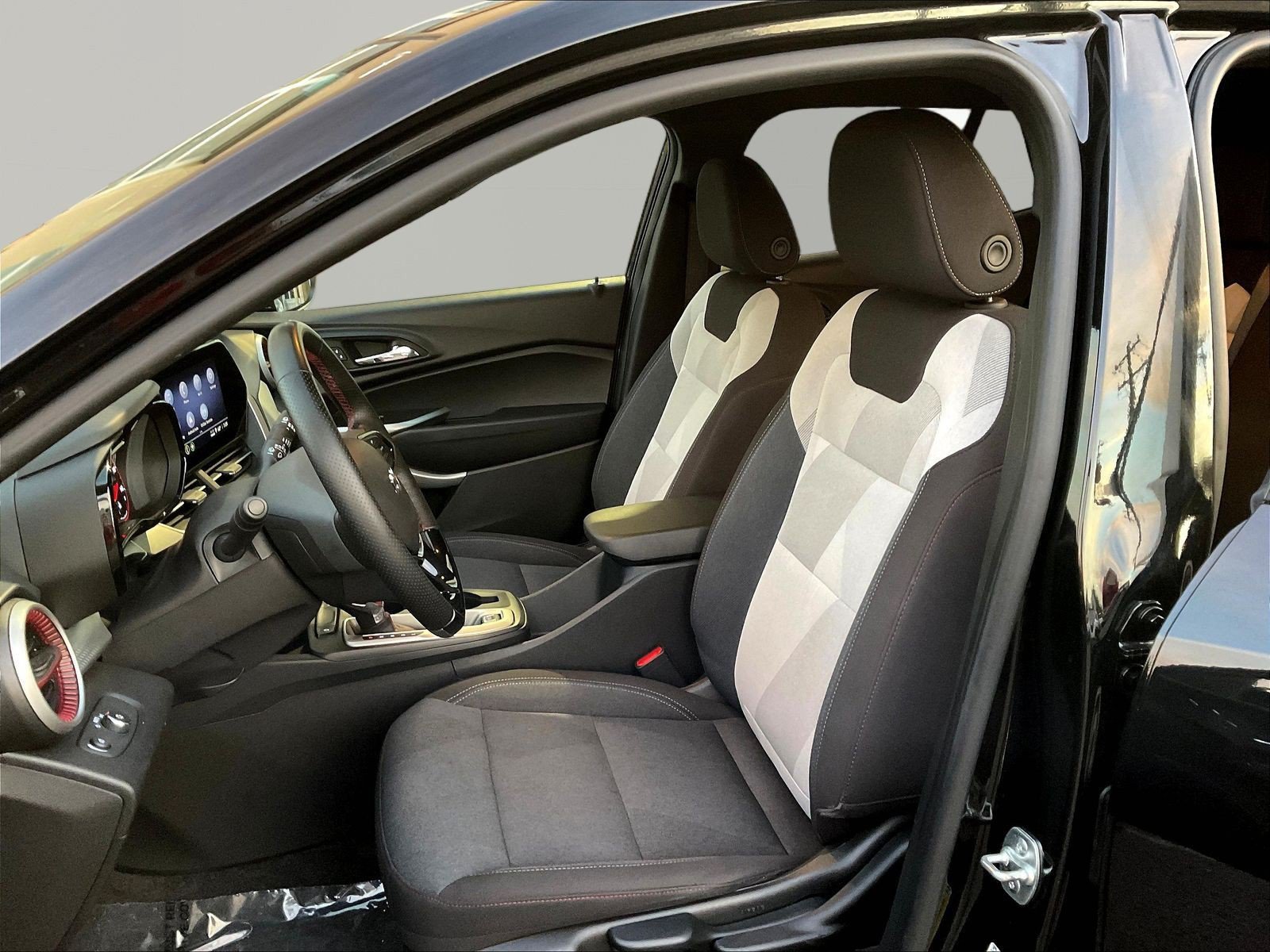 Used 2025 Chevrolet Trax RS w/ Driver Confidence Package FWD image 21