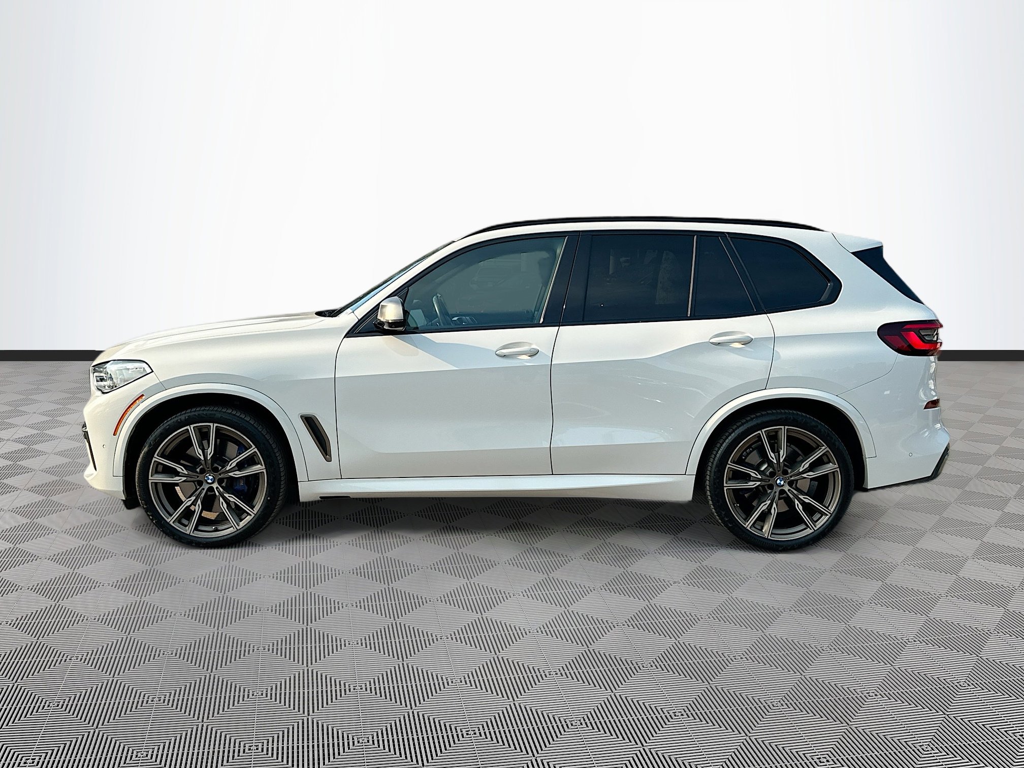 Used 2020 BMW X5 M50i w/ Executive Package image 4
