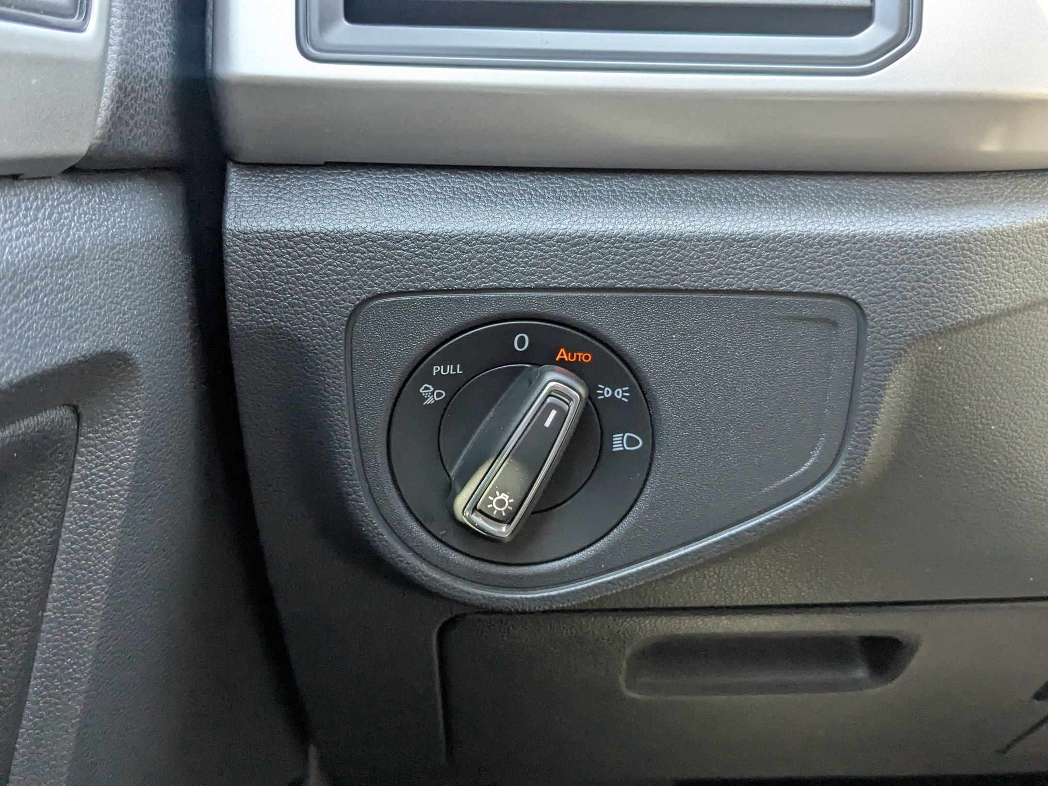 Used 2020 Volkswagen Atlas Cross Sport SE w/ Towing Package image 20