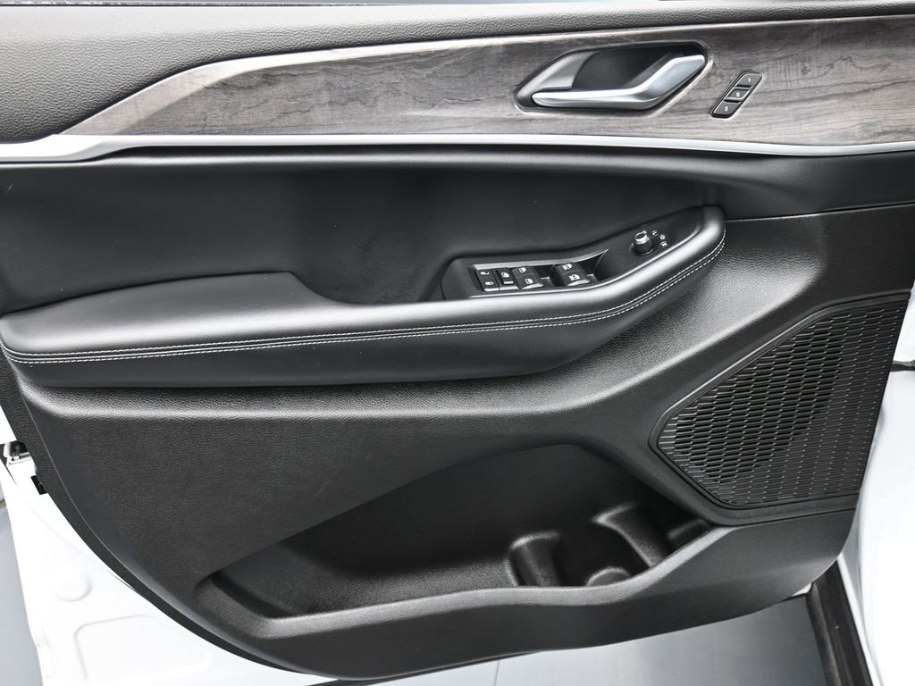 Certified 2024 Jeep Grand Cherokee L Limited w/ Luxury Tech Group II image 9