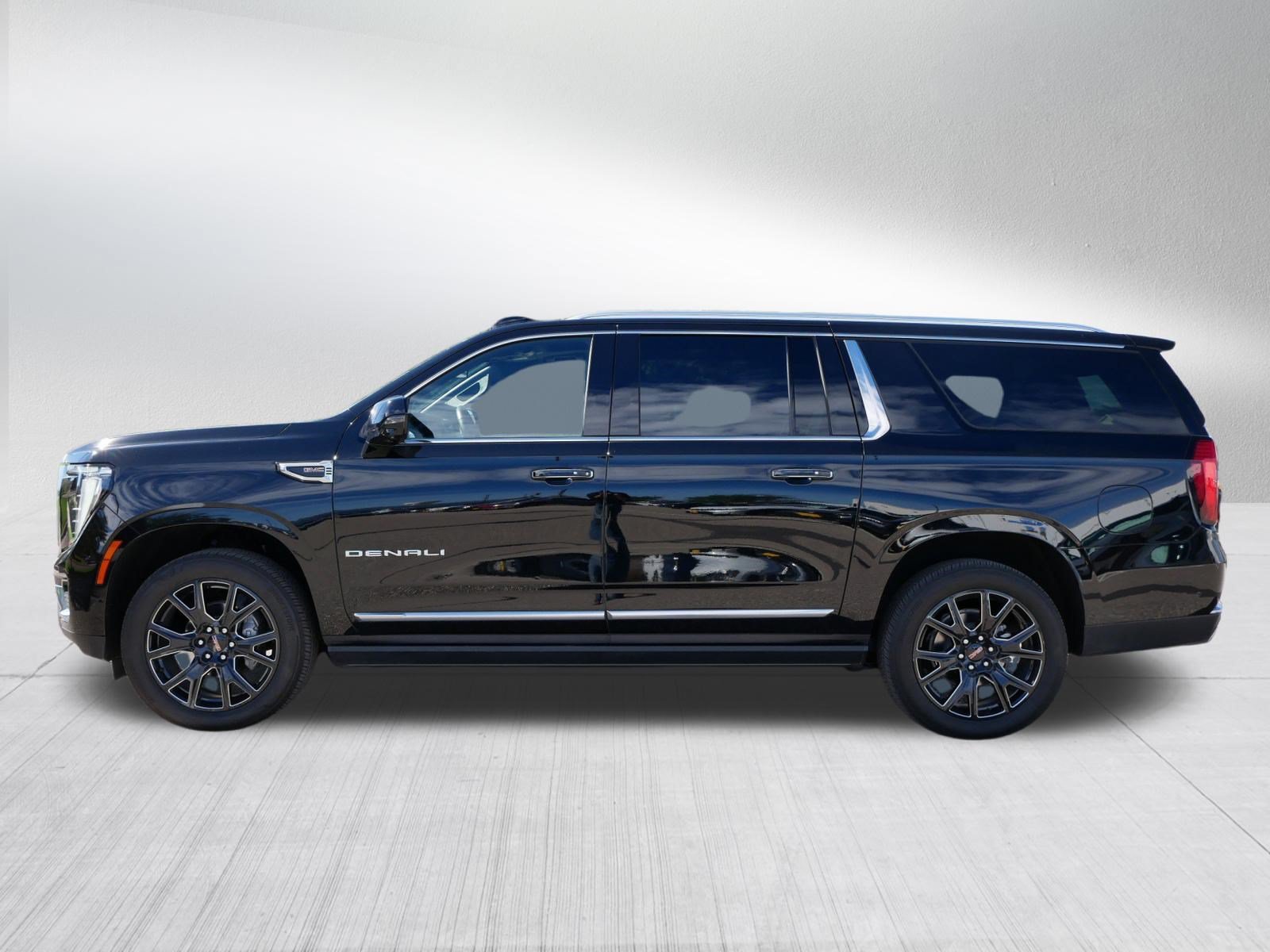 Used 2025 GMC Yukon XL Denali w/ Sun & Power Step Package AWD/4WD image 4