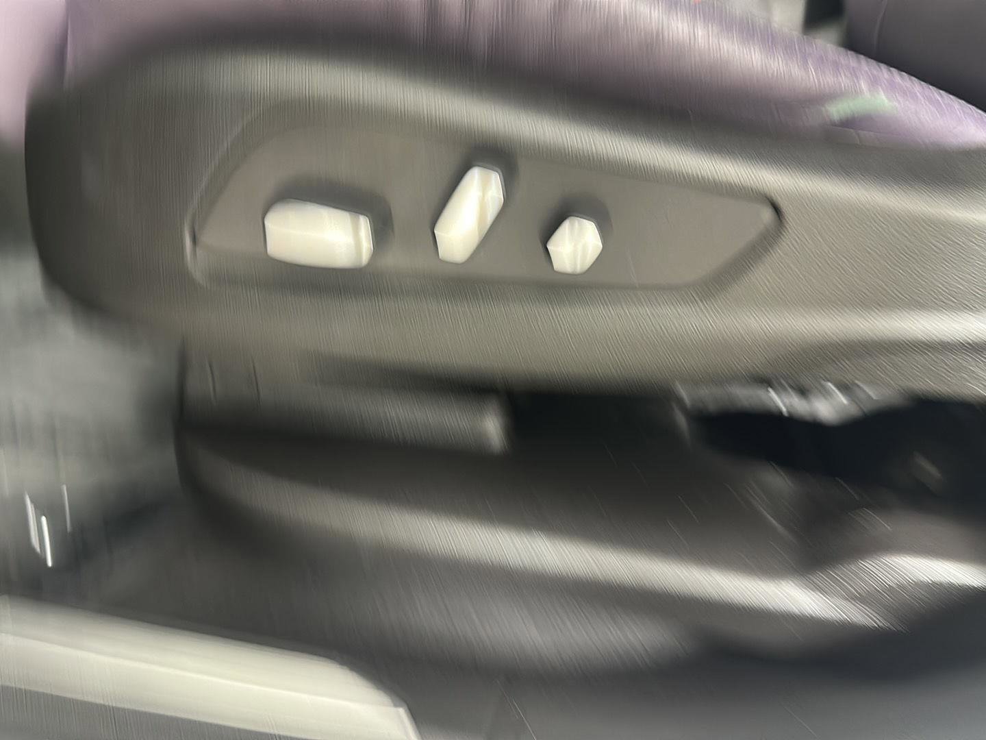 Used 2017 Cadillac XT5 Luxury w/ Driver Awareness Package image 6