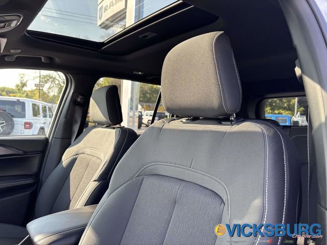 New 2025 Jeep Grand Cherokee Laredo w/ Luxury Tech Group I image 28