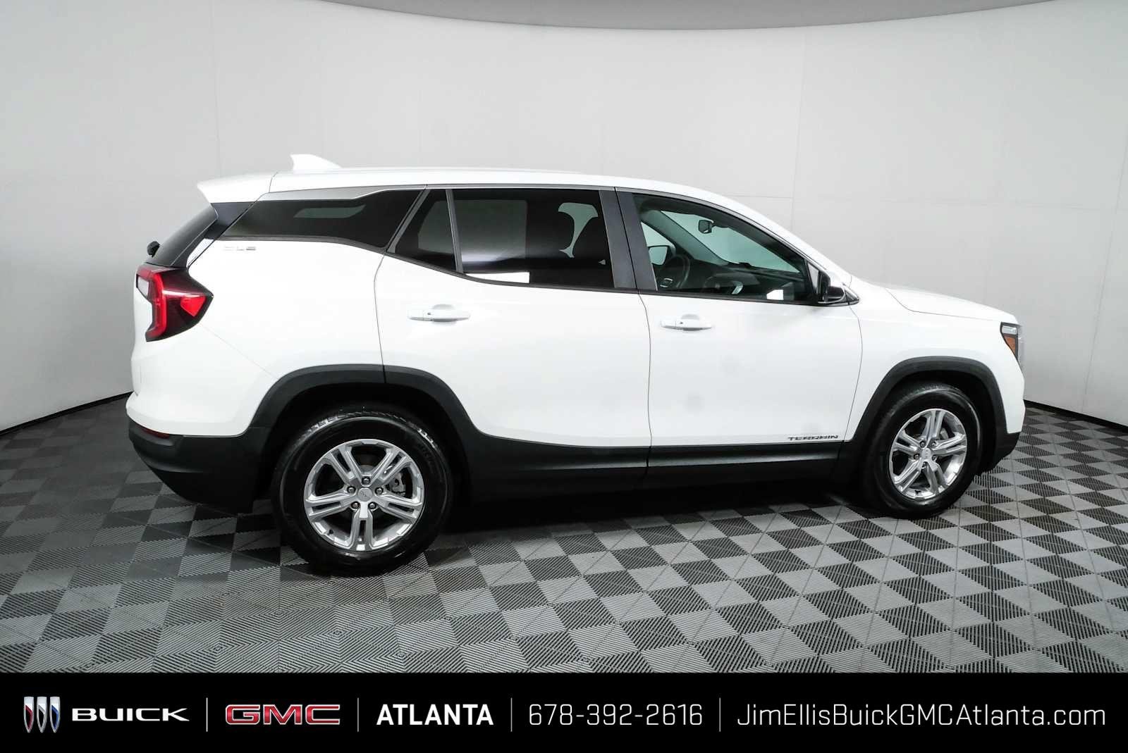 Used 2023 GMC Terrain SLE FWD image 2