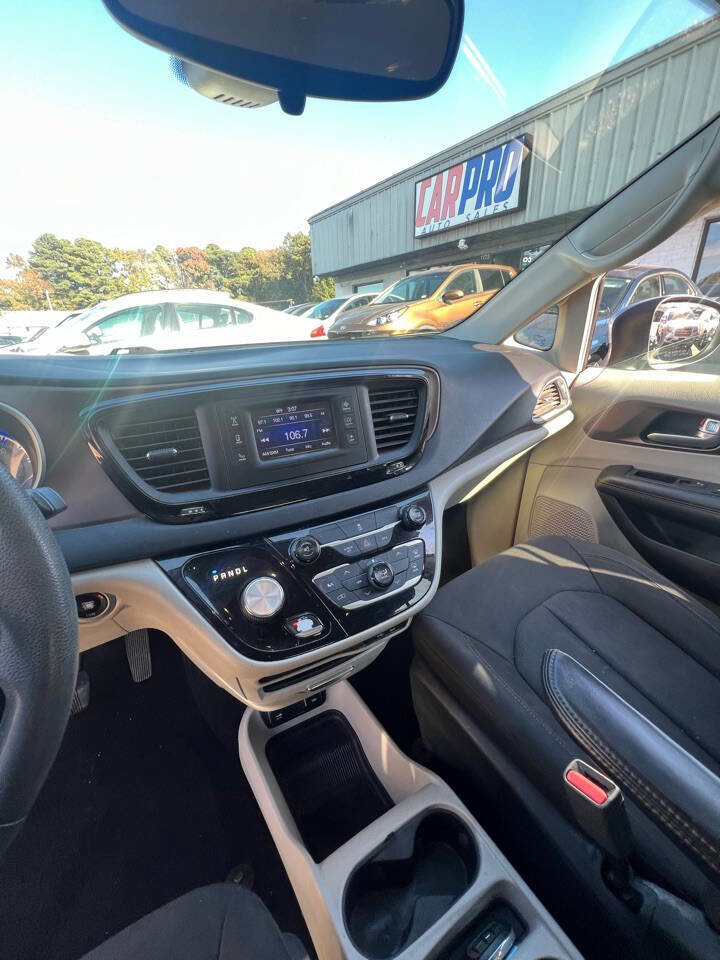 Used 2017 Chrysler Pacifica Touring FWD image 15