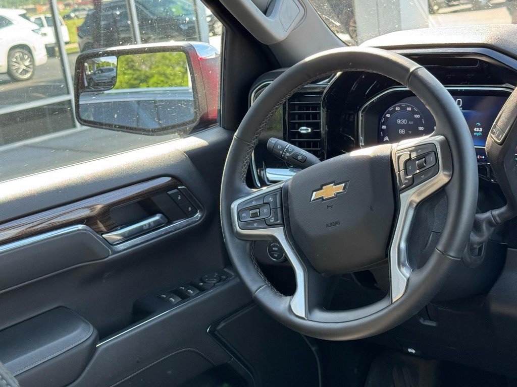 Used 2024 Chevrolet Silverado 1500 LT w/ Z71 Off-Road Package AWD/4WD image 17