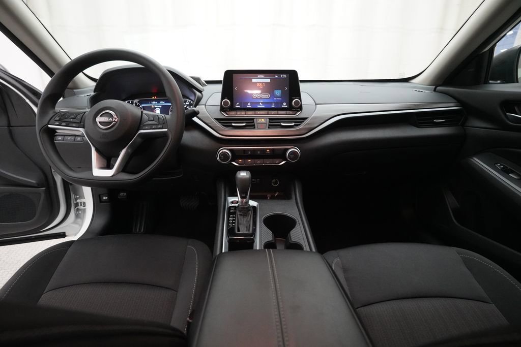 Used 2025 Nissan Altima 2.5 SV FWD image 5