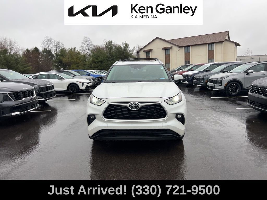 Used 2023 Toyota Highlander XLE image 2