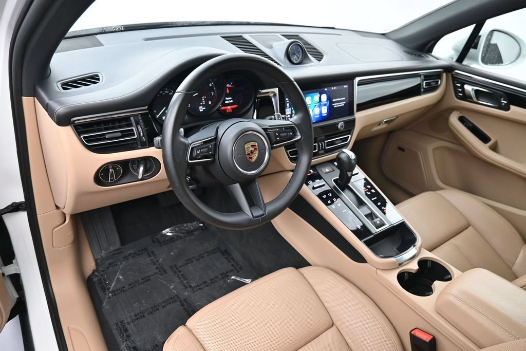 Certified 2024 Porsche Macan AWD/4WD image 4