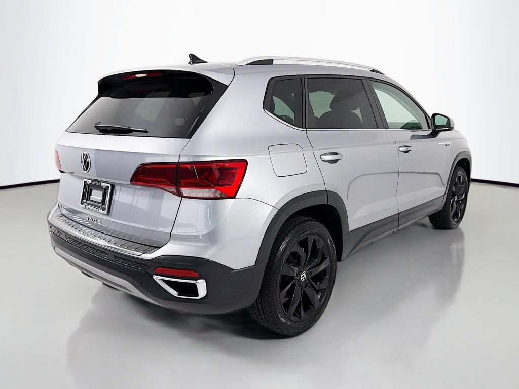 Used 2023 Volkswagen Taos SE w/ Panoramic Sunroof Package FWD image 7