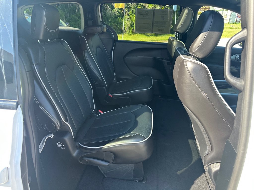 Used 2025 Chrysler Pacifica Limited FWD image 23