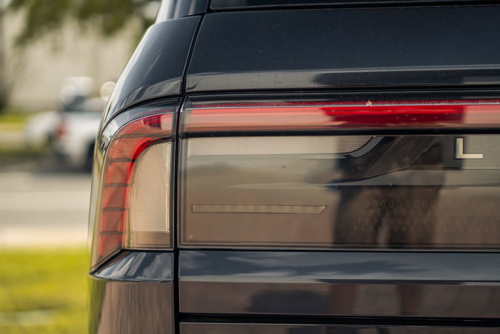 Used 2025 Lincoln Navigator L Reserve image 11