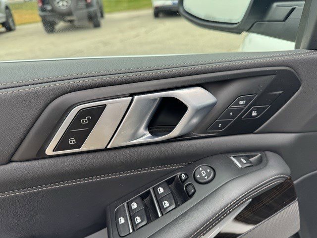 Used 2025 BMW X5 xDrive50e image 12