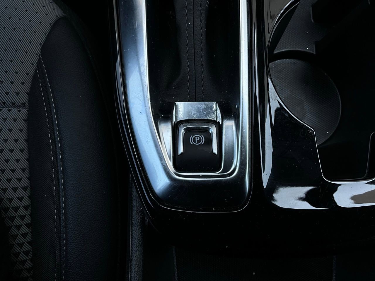 Used 2025 Chevrolet Trax LT FWD image 21