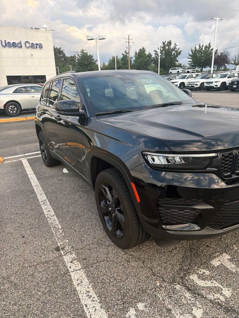 Certified 2025 Jeep Grand Cherokee Altitude AWD/4WD image 1