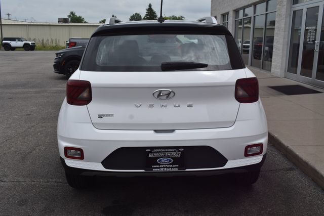 Used 2025 Hyundai Venue Limited FWD image 8