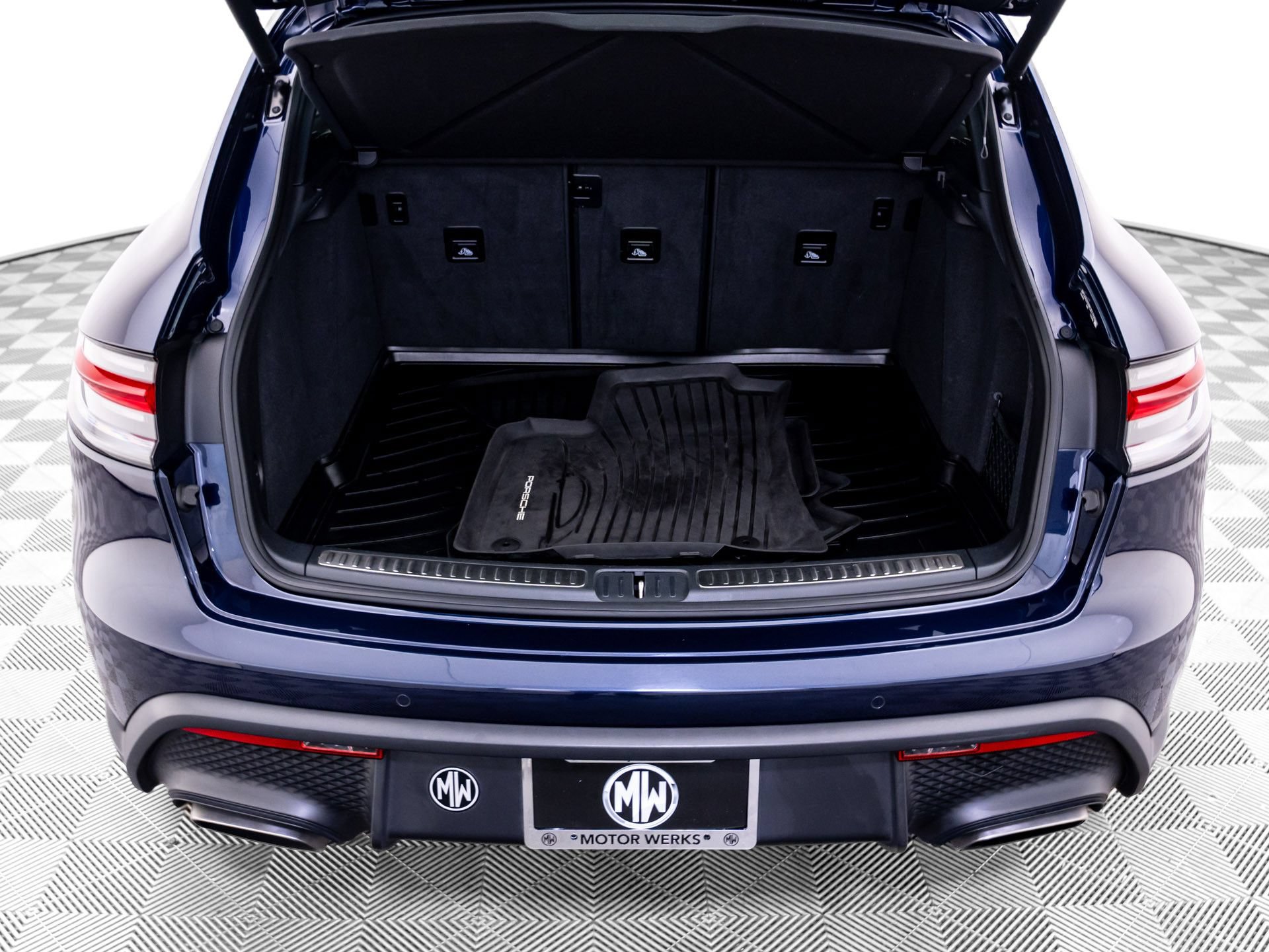 Certified 2023 Porsche Macan AWD/4WD image 31
