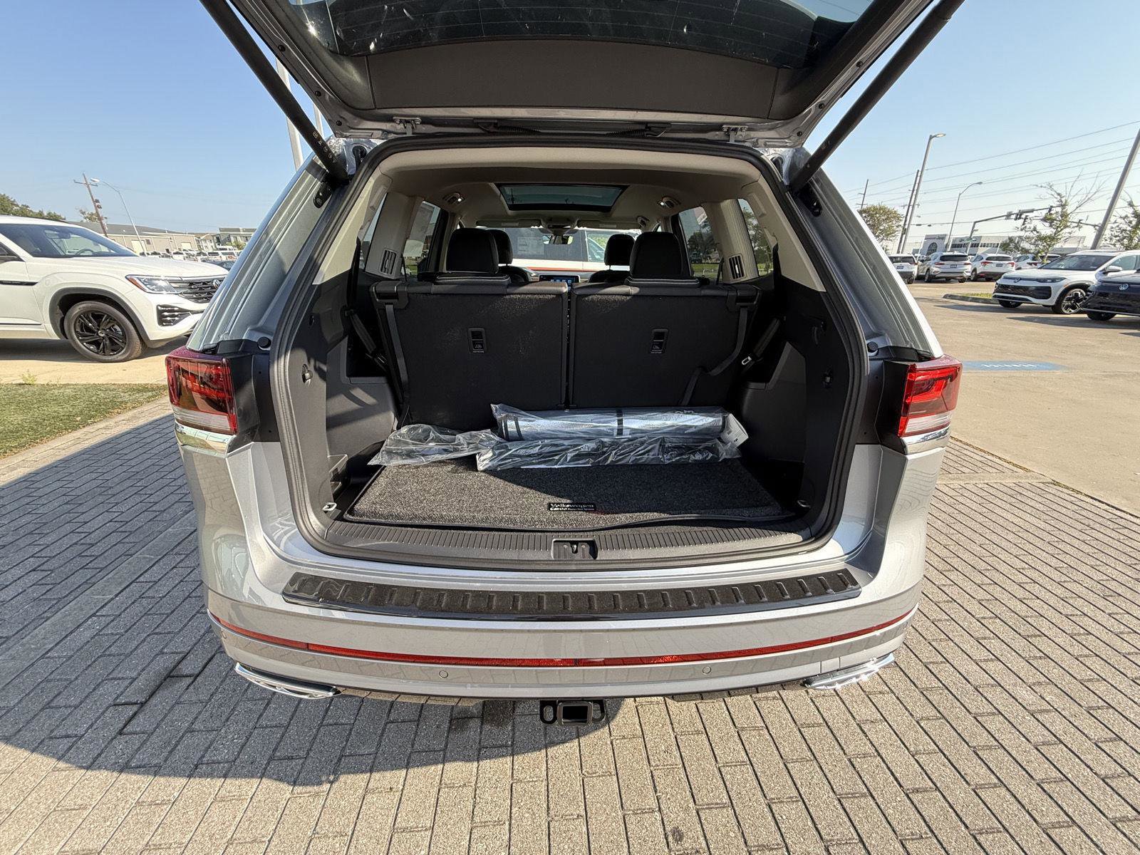 New 2026 Volkswagen Atlas SEL Premium R-Line image 9