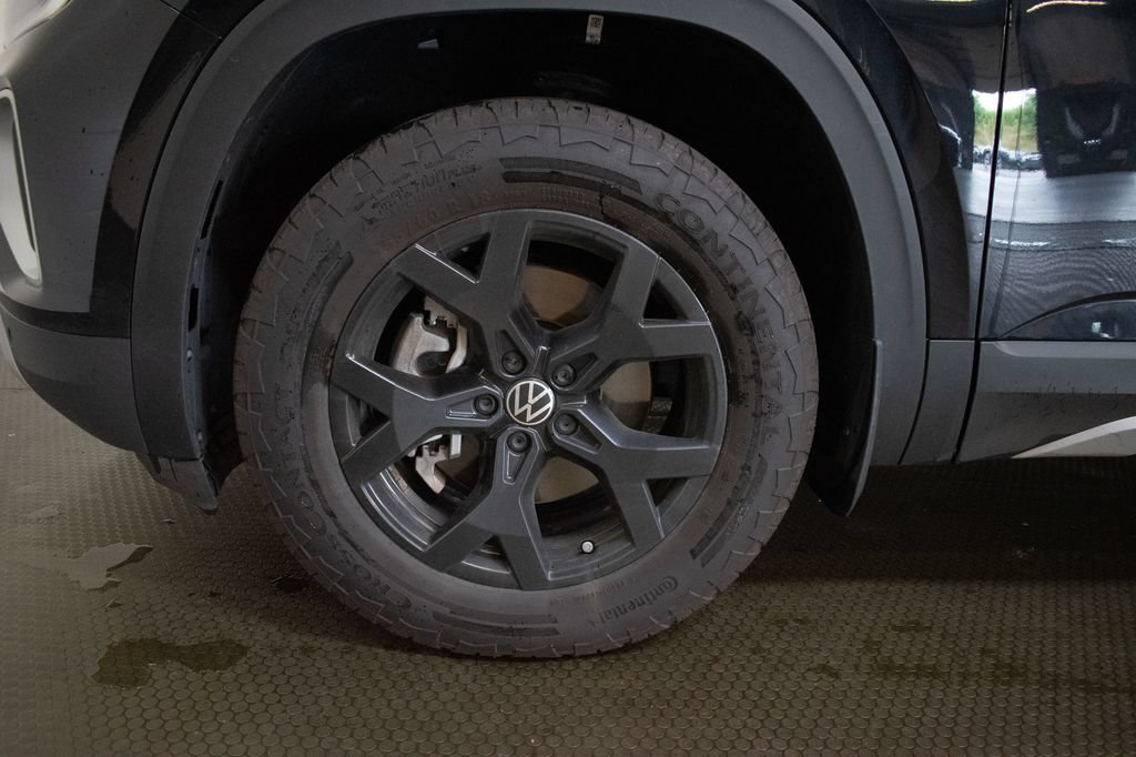 Used 2024 Volkswagen Atlas Peak Edition SE AWD/4WD image 9