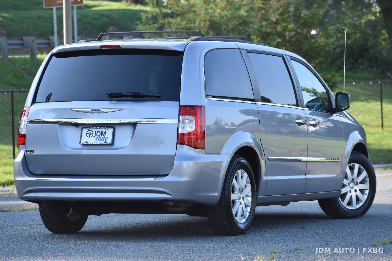 Used 2015 Chrysler Town & Country Touring FWD image 5