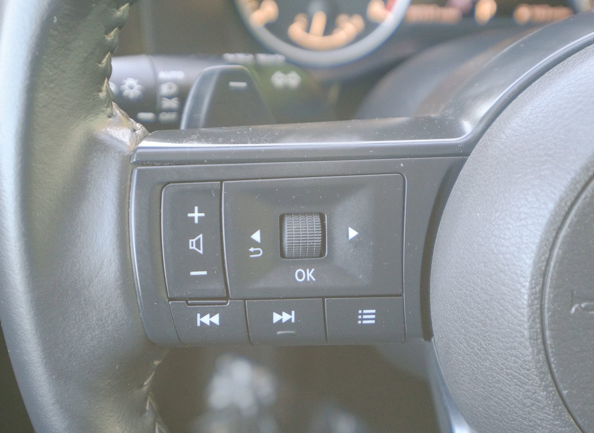 Used 2025 Nissan Pathfinder SV image 36