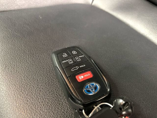 Used 2023 Toyota Sienna XSE FWD image 31