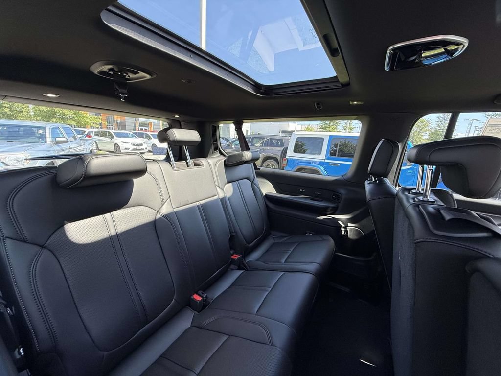 New 2026 Jeep Grand Wagoneer L 4WD w/ Premium Group I image 17