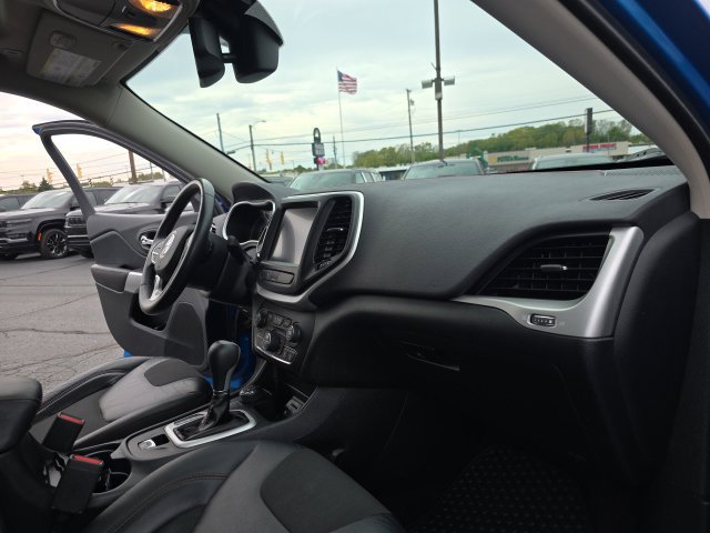 Used 2018 Jeep Cherokee Trailhawk w/ Comfort/Convenience Group AWD/4WD image 34