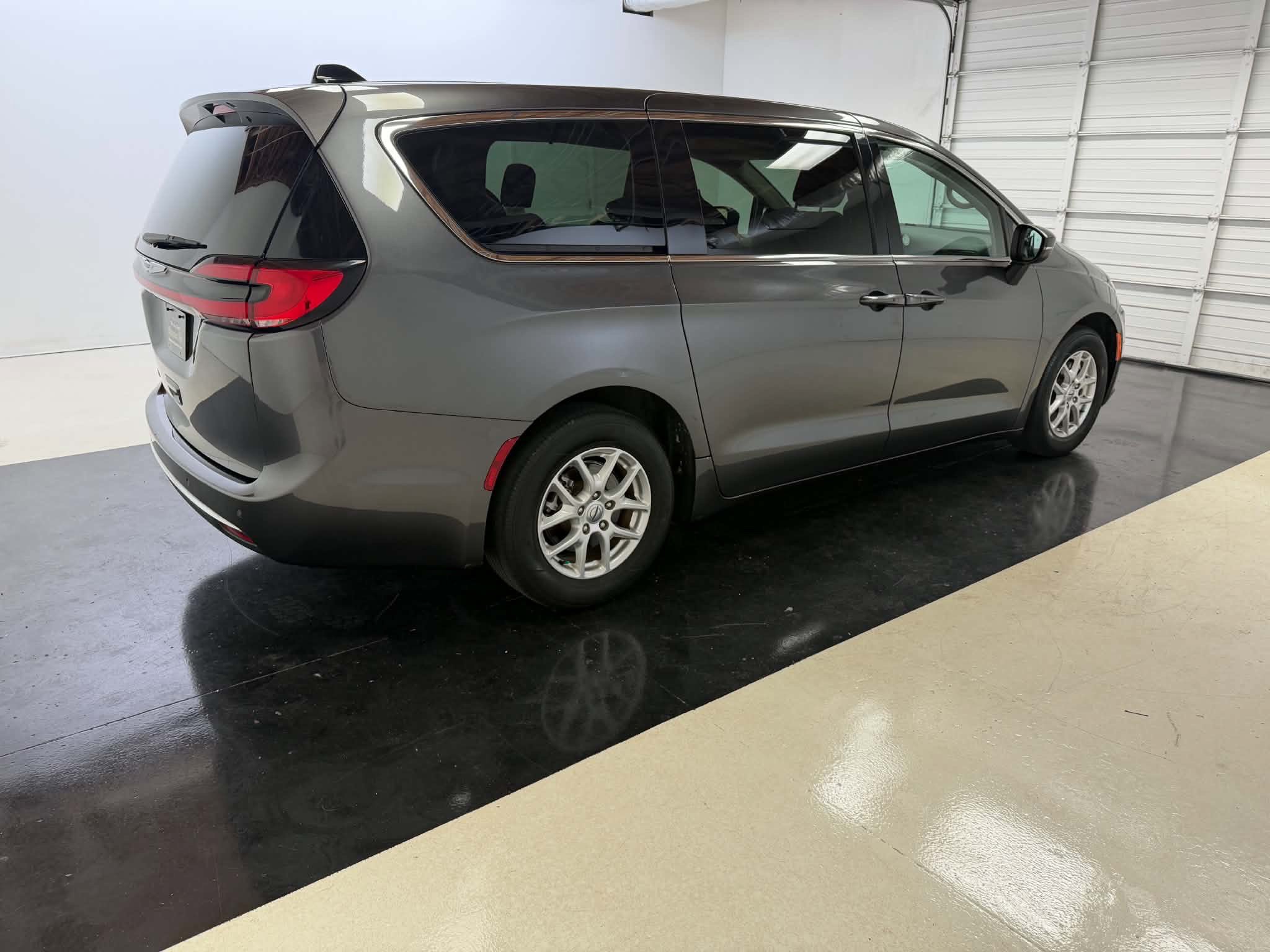 Used 2023 Chrysler Pacifica Touring-L FWD image 8