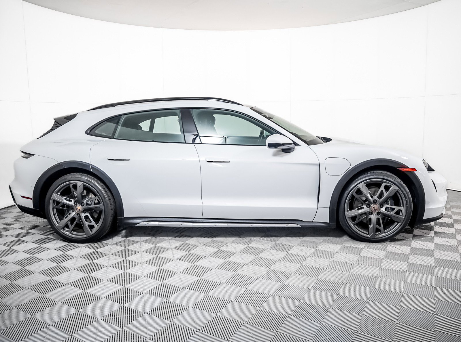 Certified 2024 Porsche Taycan 4 Cross Turismo w/ Premium Package AWD/4WD image 9