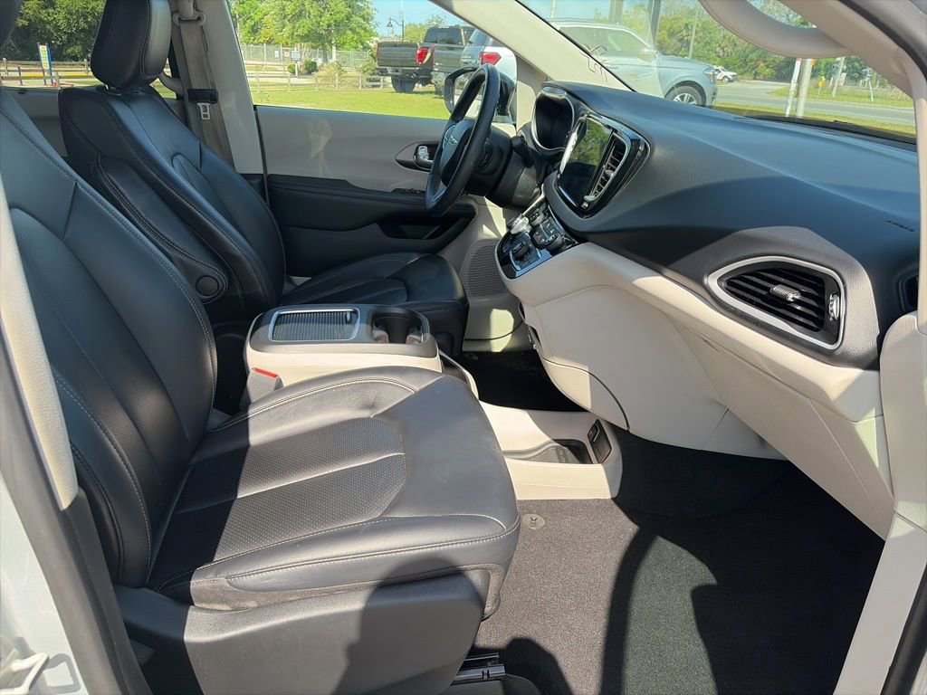 Used 2024 Chrysler Pacifica Touring-L image 13
