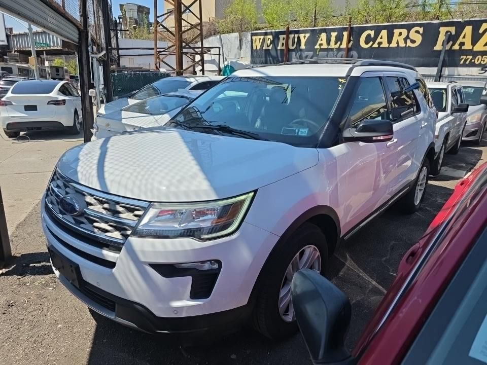 Used 2018 Ford Explorer XLT w/ Equipment Group 202A AWD/4WD image 2