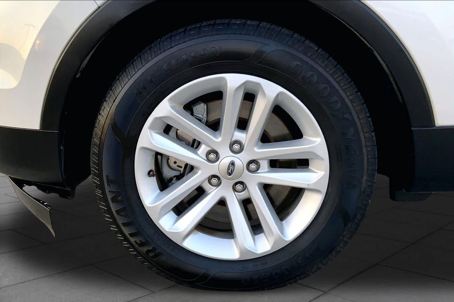 Used 2015 Ford Explorer XLT w/ Equipment Group 202B FWD image 11