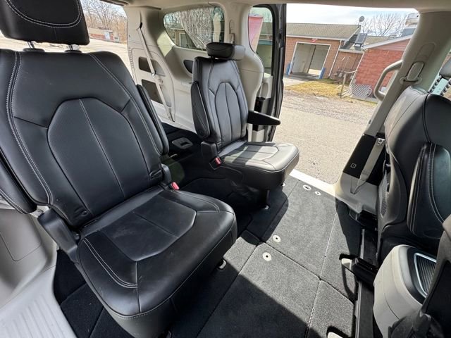 Used 2023 Chrysler Pacifica Touring-L image 30