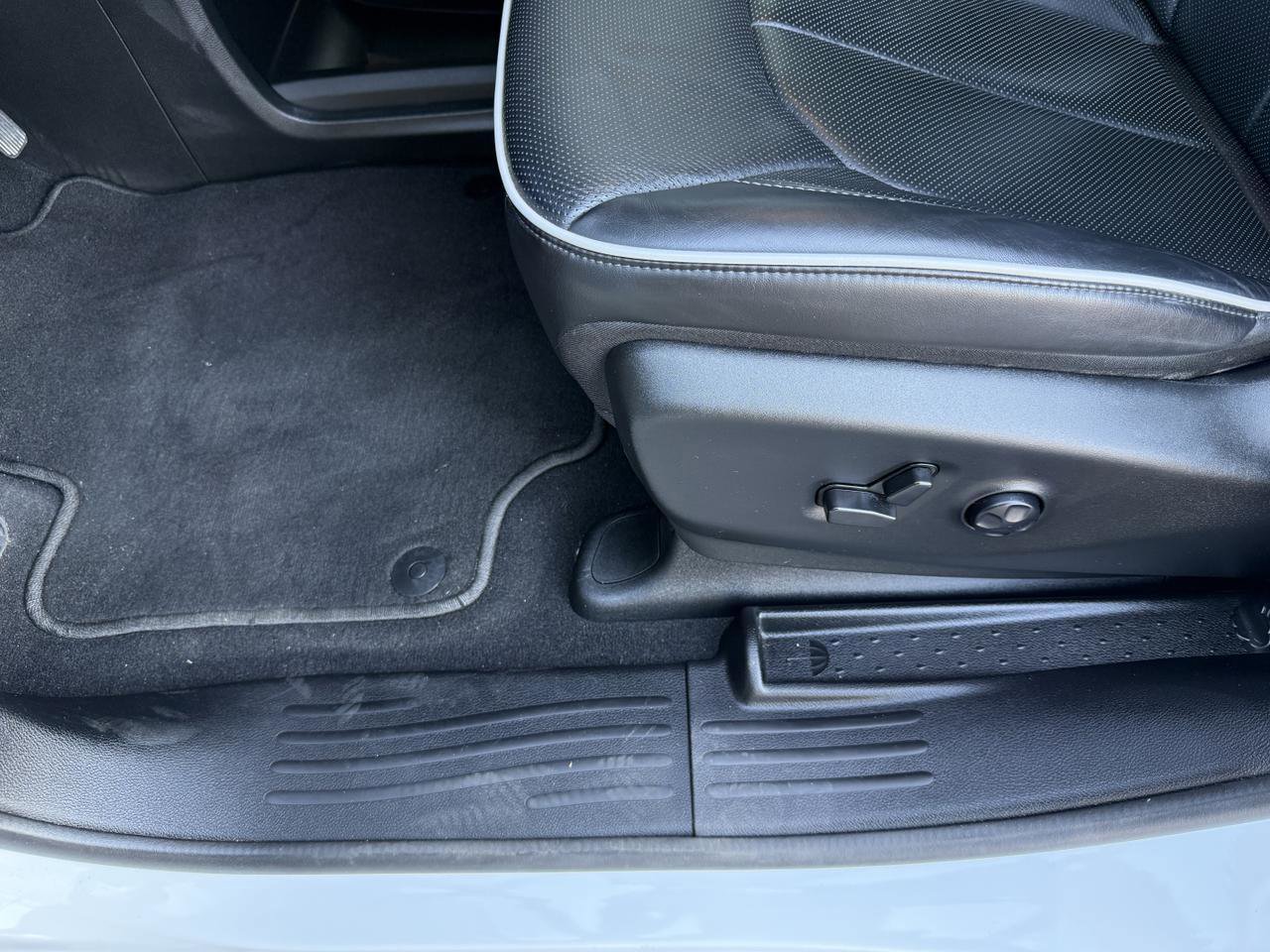 Used 2023 Chrysler Pacifica Limited w/ S Appearance Package FWD image 11