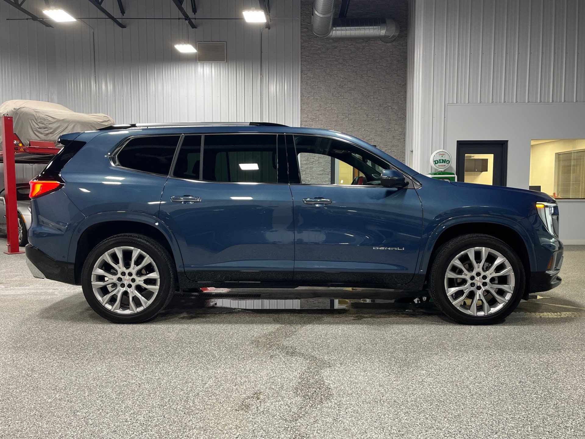 Certified 2025 GMC Acadia Denali w/ Super Cruise Package image 6