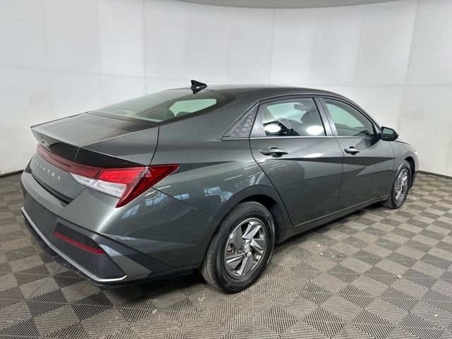 Used 2025 Hyundai Elantra SE w/ Cargo Package image 3