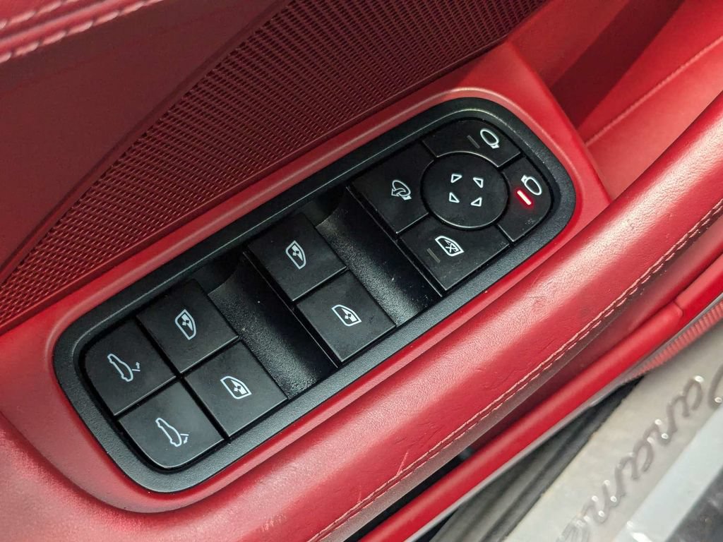 Used 2022 Porsche Panamera RWD image 34