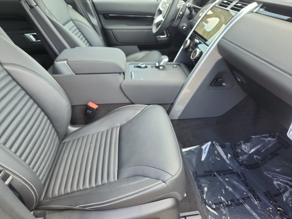 Certified 2025 Land Rover Discovery S AWD/4WD image 3