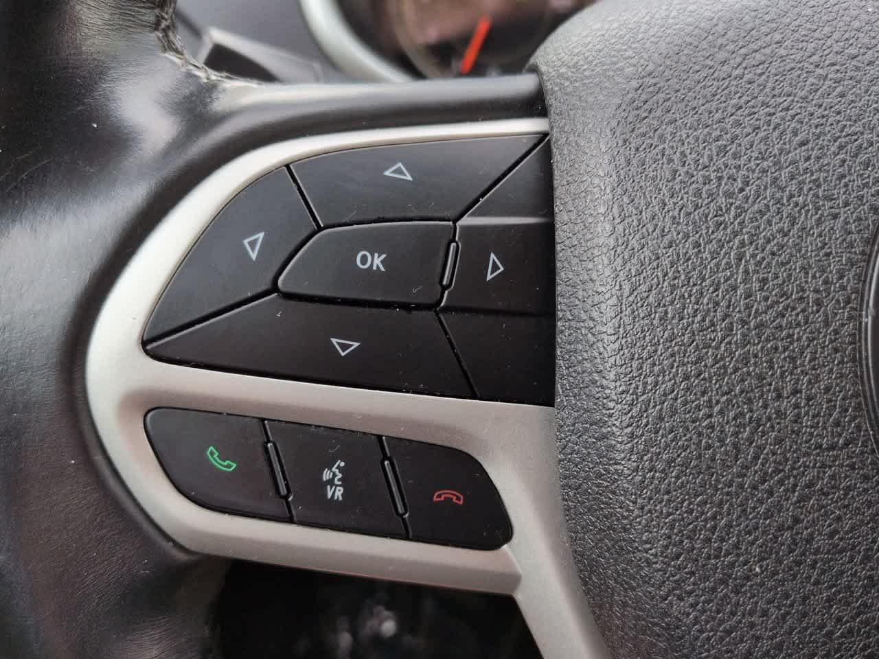 Used 2017 Jeep Cherokee Latitude w/ Safety/Convenience Group FWD image 22
