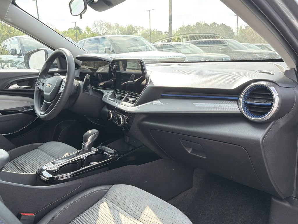 Used 2025 Chevrolet Trax LT image 18
