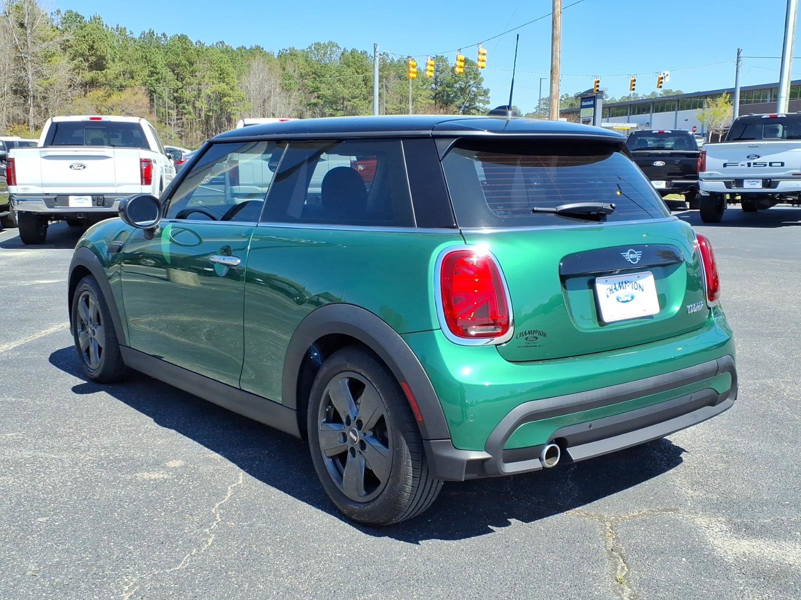 Used 2022 MINI Cooper 2-Door Hardtop image 3