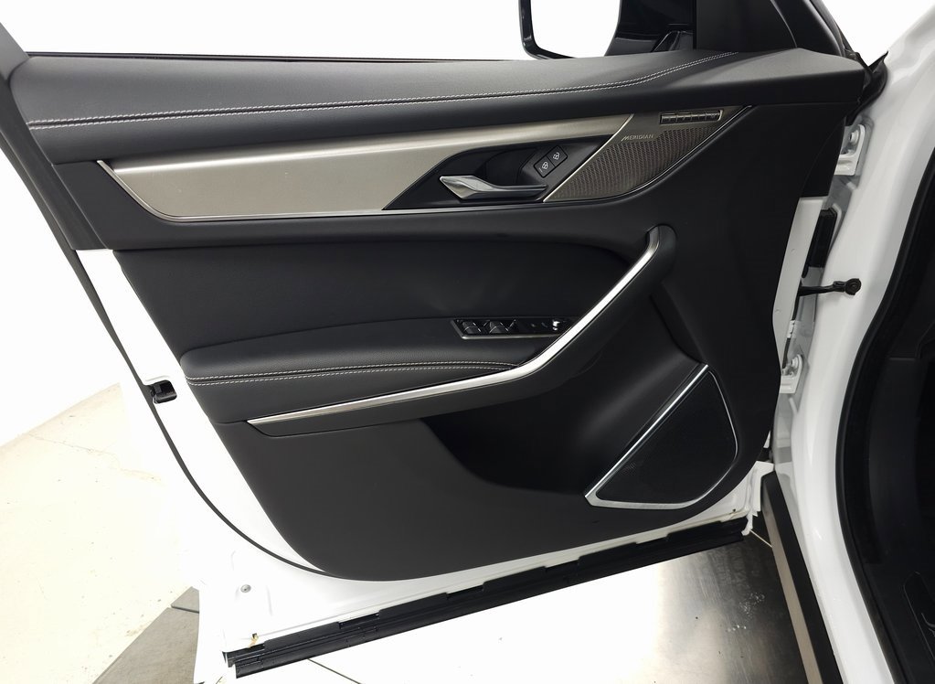 Certified 2025 Jaguar F-PACE R-Dynamic S image 12