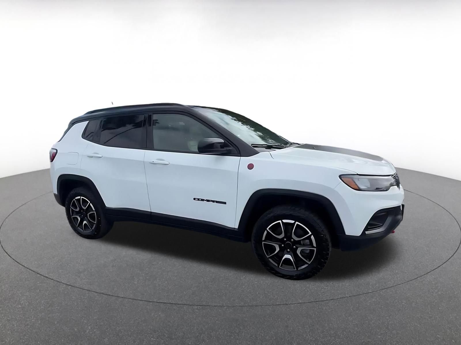 Used 2025 Jeep Compass Trailhawk AWD/4WD image 2