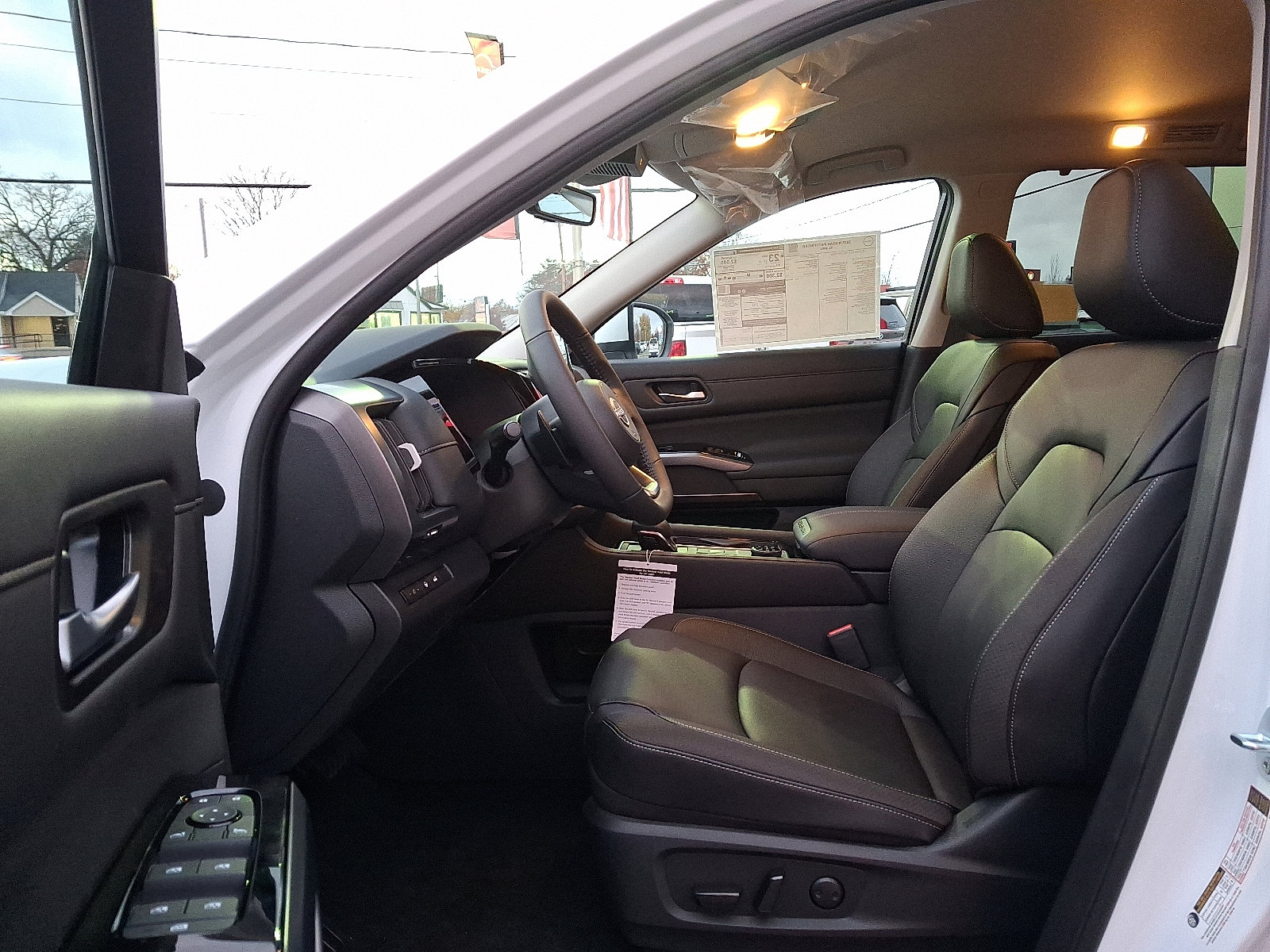 New 2025 Nissan Pathfinder SL image 9