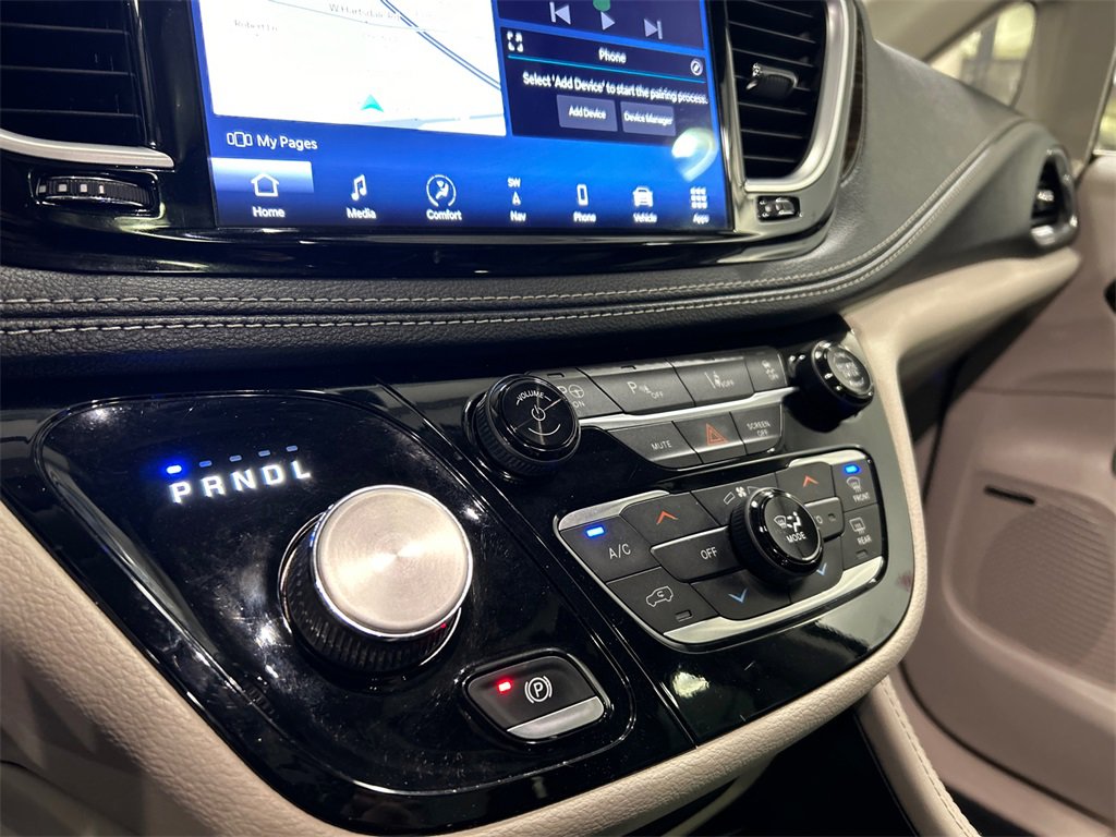 Used 2021 Chrysler Pacifica Limited w/ Uconnect Theater Family Group image 18