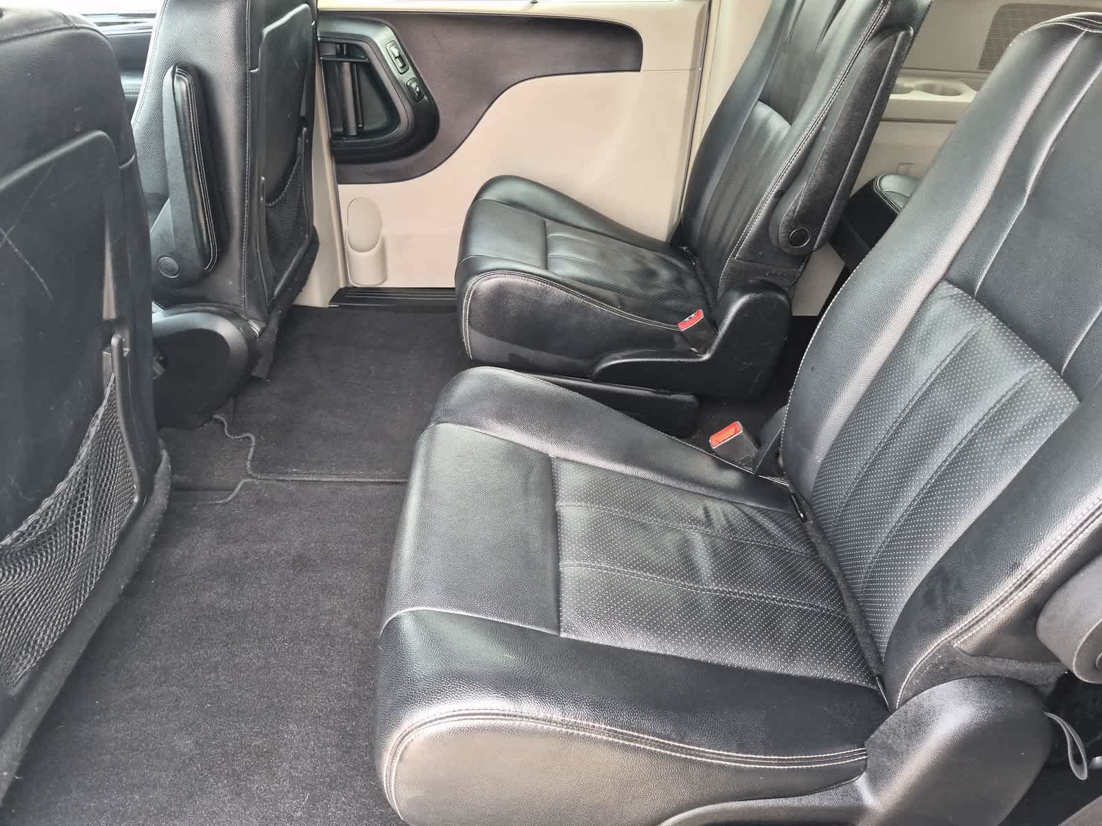 Used 2014 Chrysler Town & Country Touring-L w/ Driver Convenience Group FWD image 19