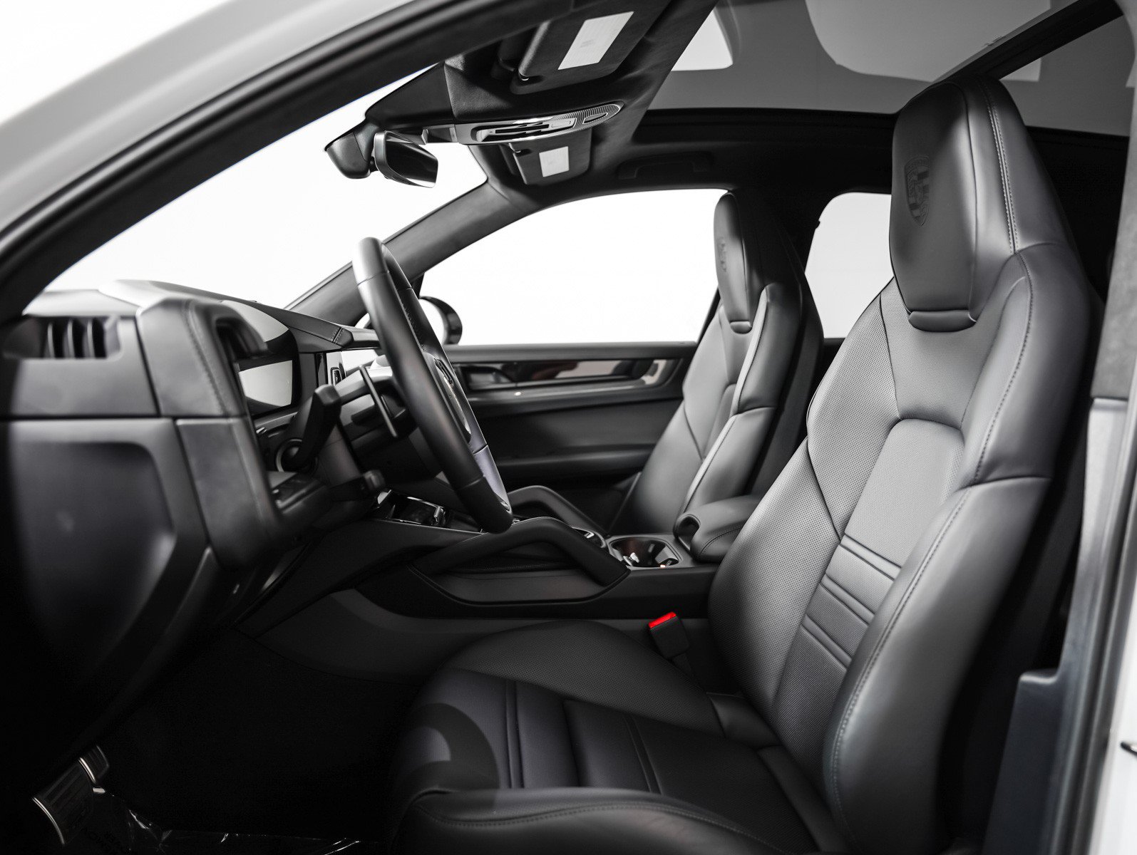 Certified 2025 Porsche Cayenne GTS AWD/4WD image 6