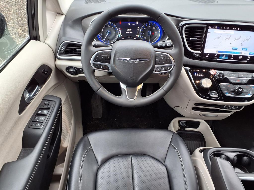 Used 2024 Chrysler Pacifica Touring-L image 15